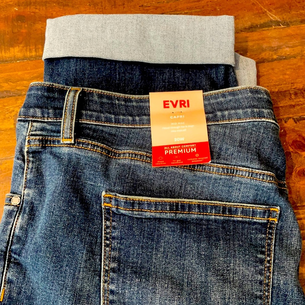 EVRI women’s Capri cuffed jeans